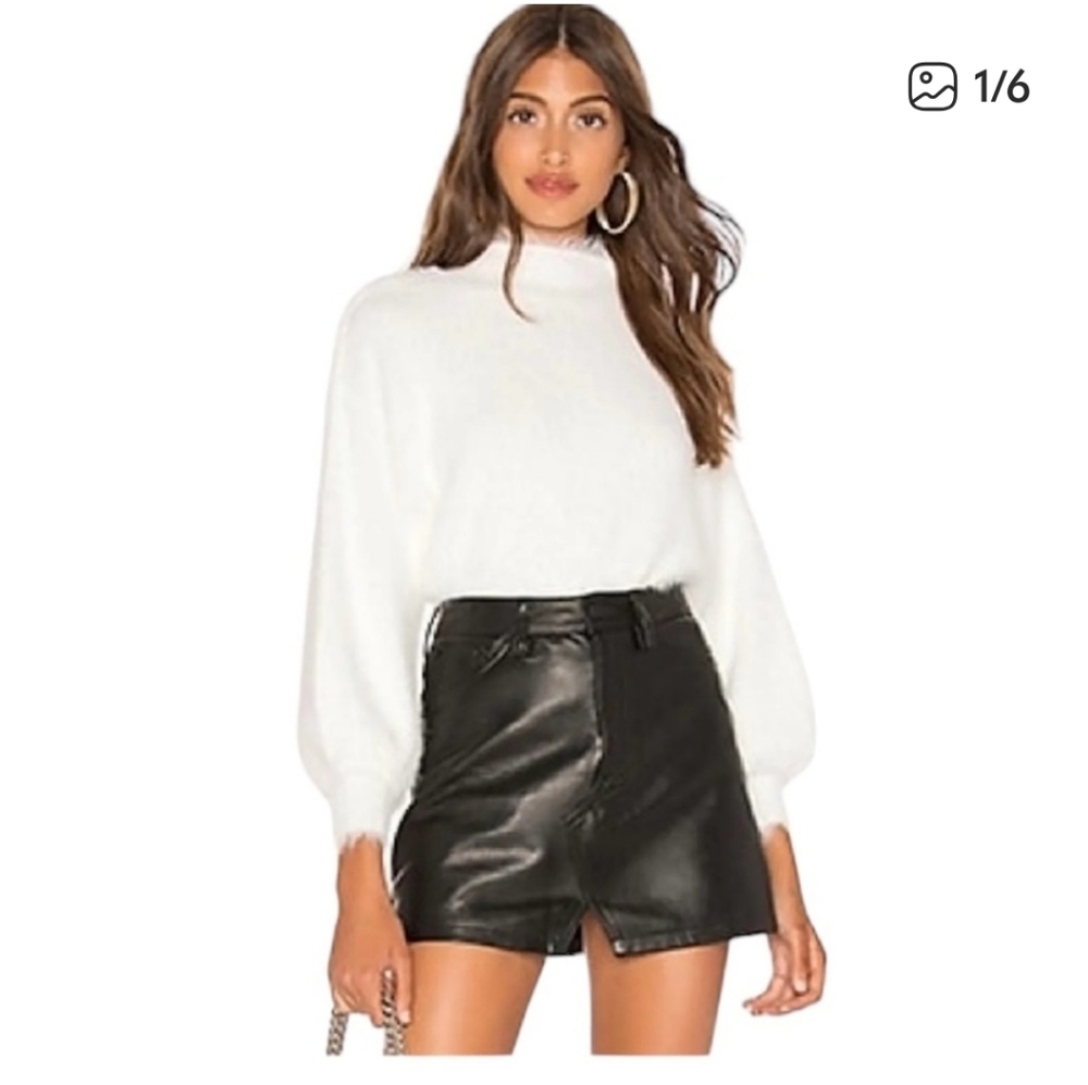 Line & Dot Fuzzy Off White Balloon Sweater